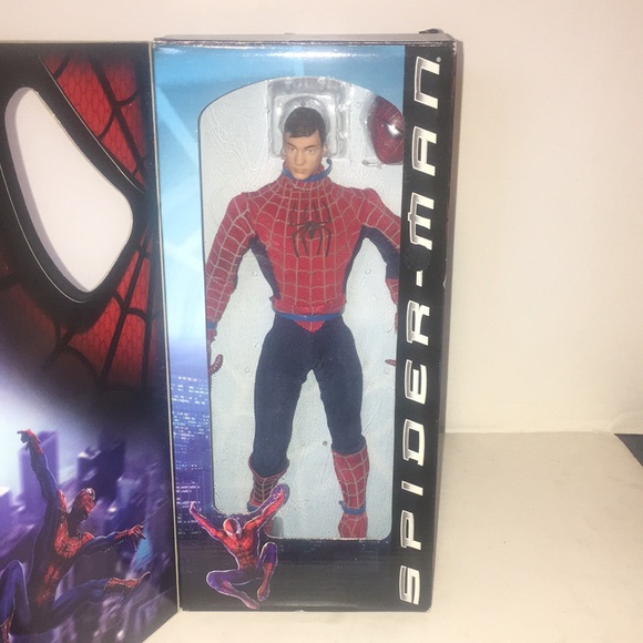 MARVEL SPIDERMAN COLLECTORS EDITION WITH FABRIC CLOTHES AND ACCESSORY NEW IN BOX